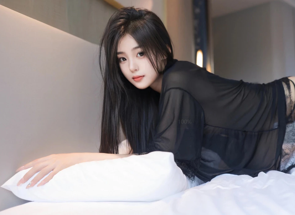 周周不吃香菜黑色轻透服饰摄影_第1张