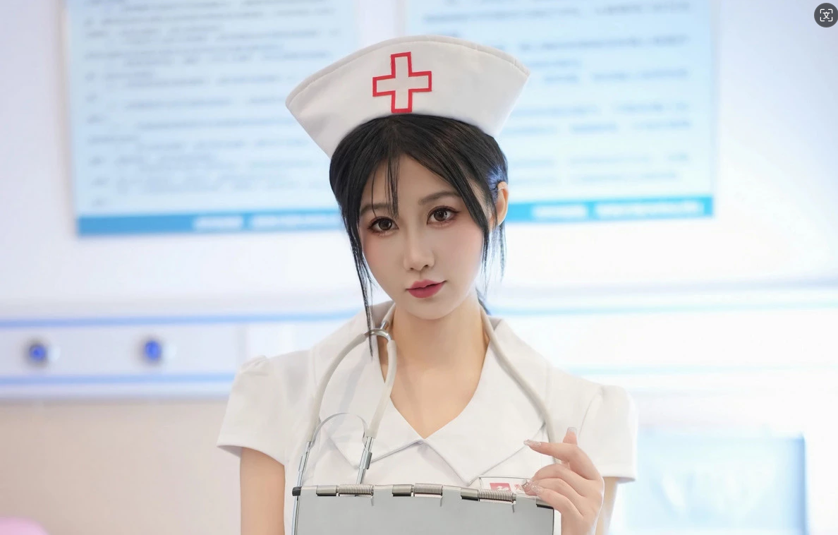 laura阿姣白色护士服秀翘臀摄影_第1张