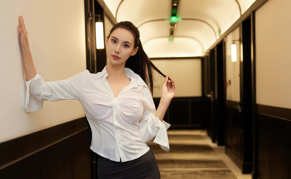 lingyu69饭店场景白色ol服饰露粉色内衣配超薄黑丝诱惑写_