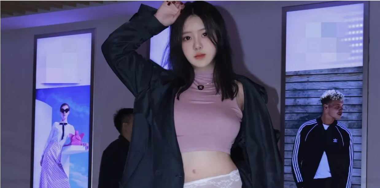 9489_小薯条nienie户外感性肉色连体衣秀惹火身材撩人引人