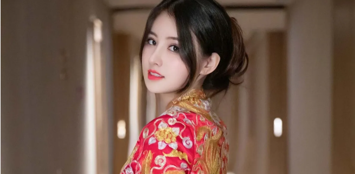 9494_诗诗kiki感性红色新娘服饰露红色贴身衣服秀惹火身_