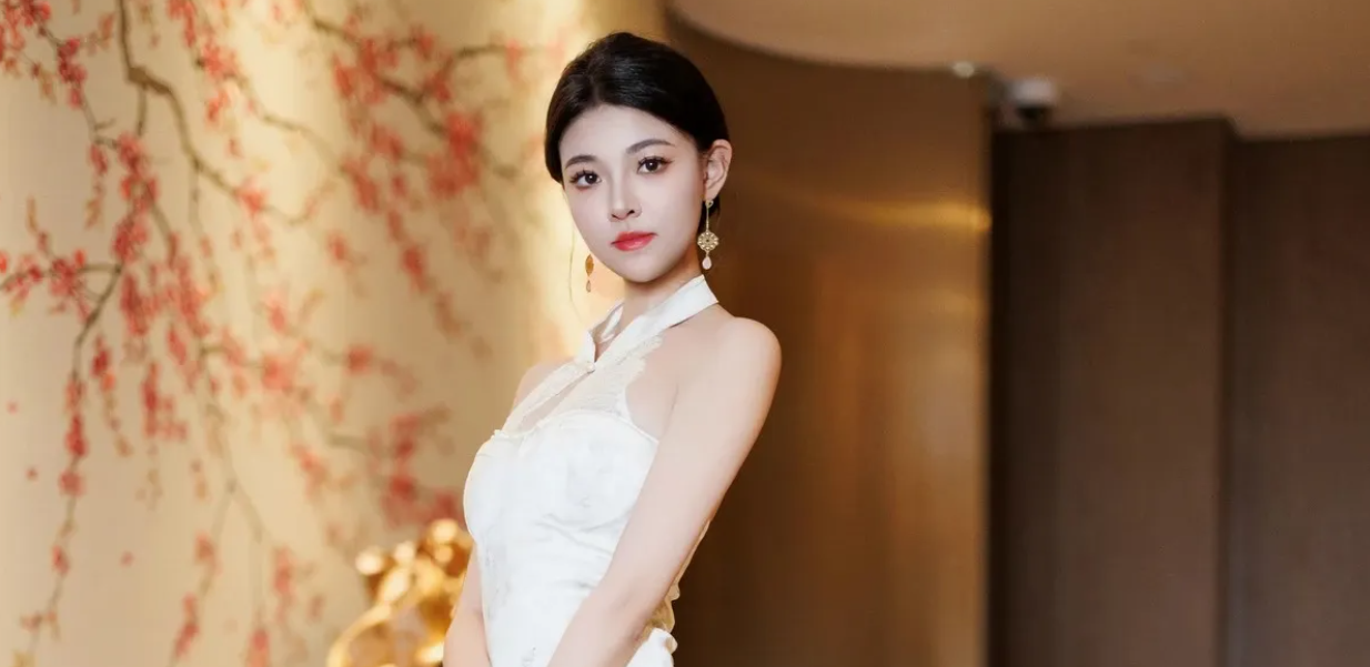 9548_女神初梦瑶感性白色连衣短裙露白色贴身衣服配_