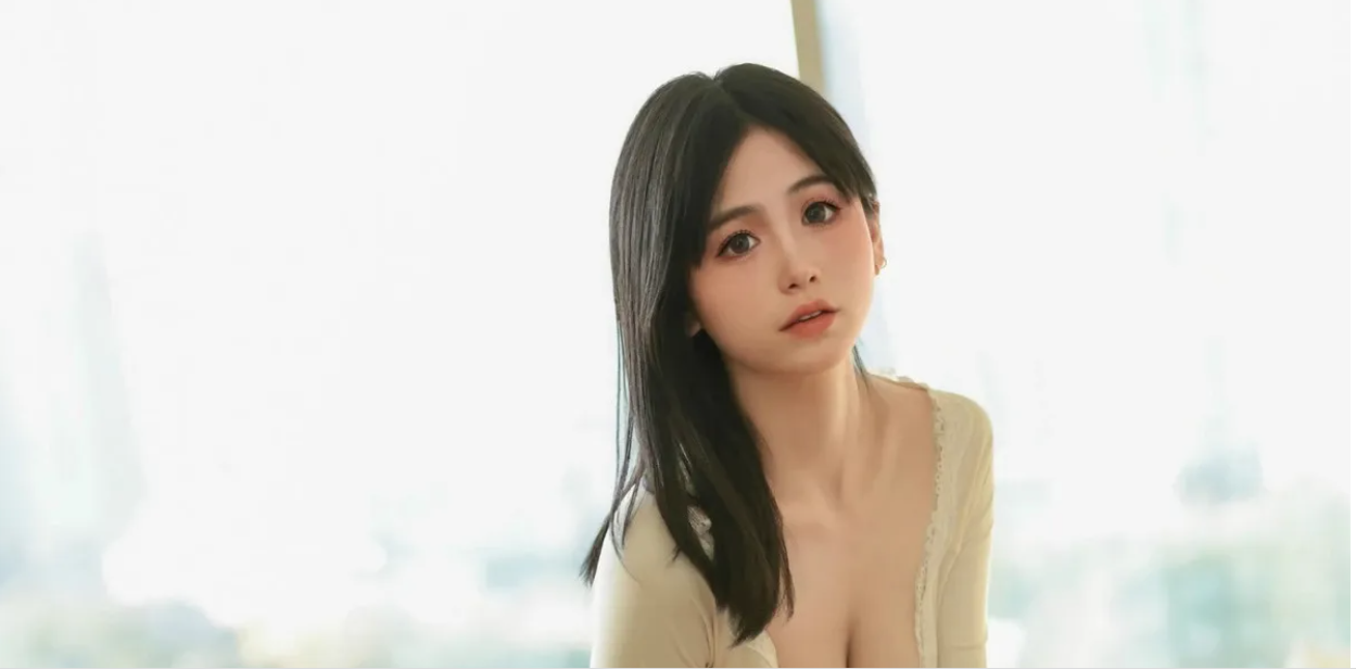 9551_奶芙乔乔居家感性浅米色上衣配小短裤秀凹凸身_