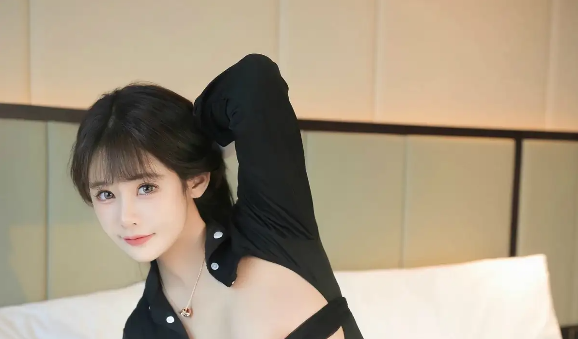 9724_新人可可芝感性黑色女仆服饰配开档黑色的丝秀_