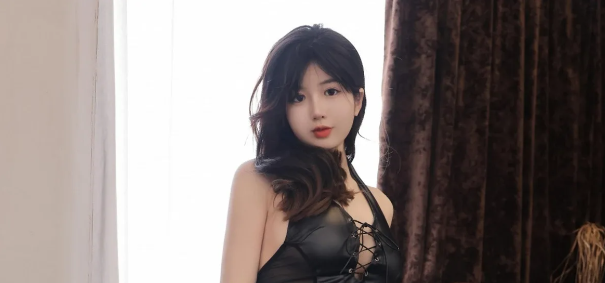 9557_陈小花感性黑色皮衣服饰配黑色的丝吊袜秀娇美_