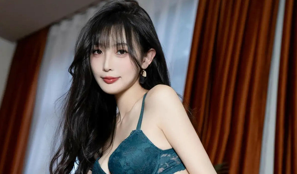 9691_林星阑感性墨绿色贴身衣服配超薄黑色的_