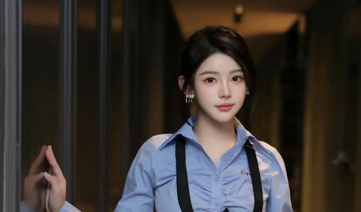 9819_女天使爱酱里感性蓝t配黑色吊带短裙露白色的丝_