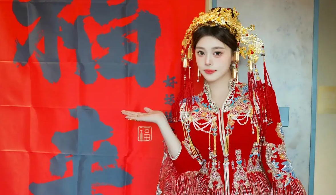 9823_女天使蛋蛋宝新年主题感性红色新娘装露白色贴_