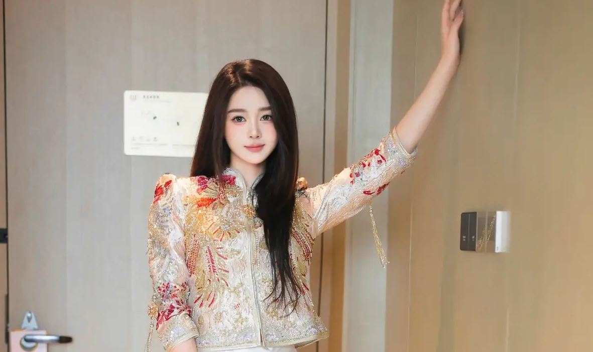 9833_女天使candy糖糖感性喜庆服饰露红色拨人心弦的服饰_