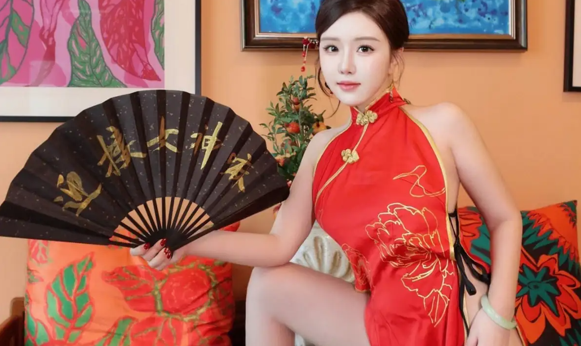 9834_女天使小薯条nienie感性红色旗袍配红丝吊袜秀曼妙身