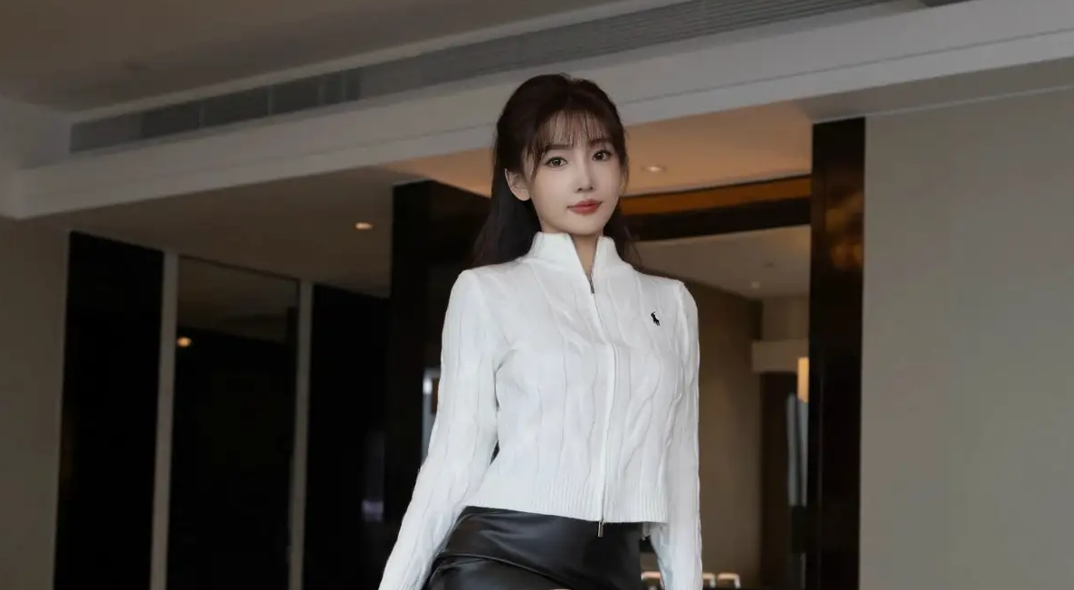 9852_女天使陆萱萱白上衣配黑皮短裙露感性拨人心弦_