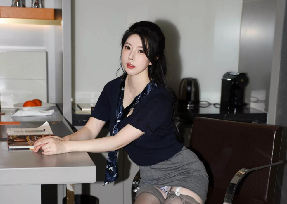 10266_女神白茹雪abby感性黑色ol服饰配灰丝吊袜秀丰腴身_